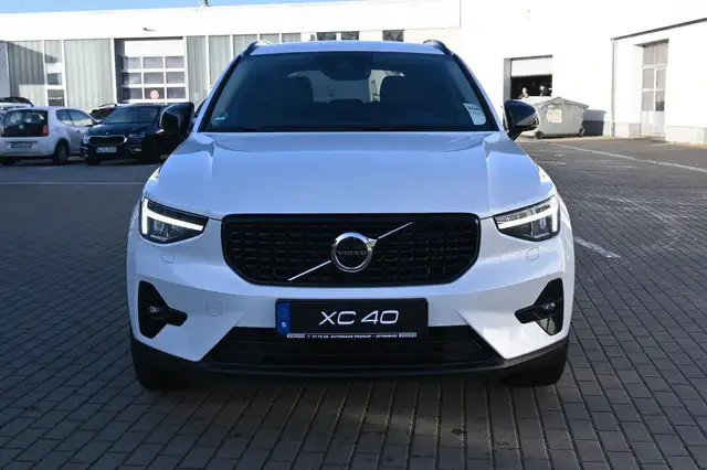 Volvo XC40 view 8