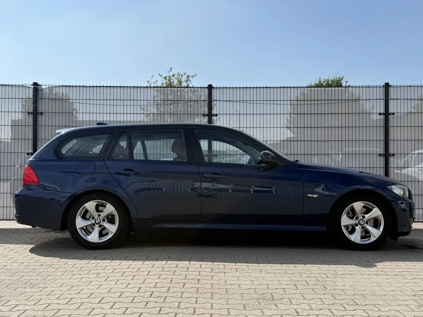 BMW 320 3-serie Touring 320d Efficient Dynamics Edition Lu Blauw - 2