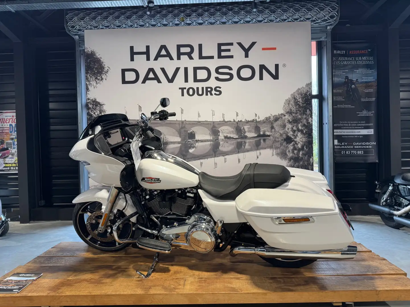 Harley-Davidson Road Glide Blanc - 1
