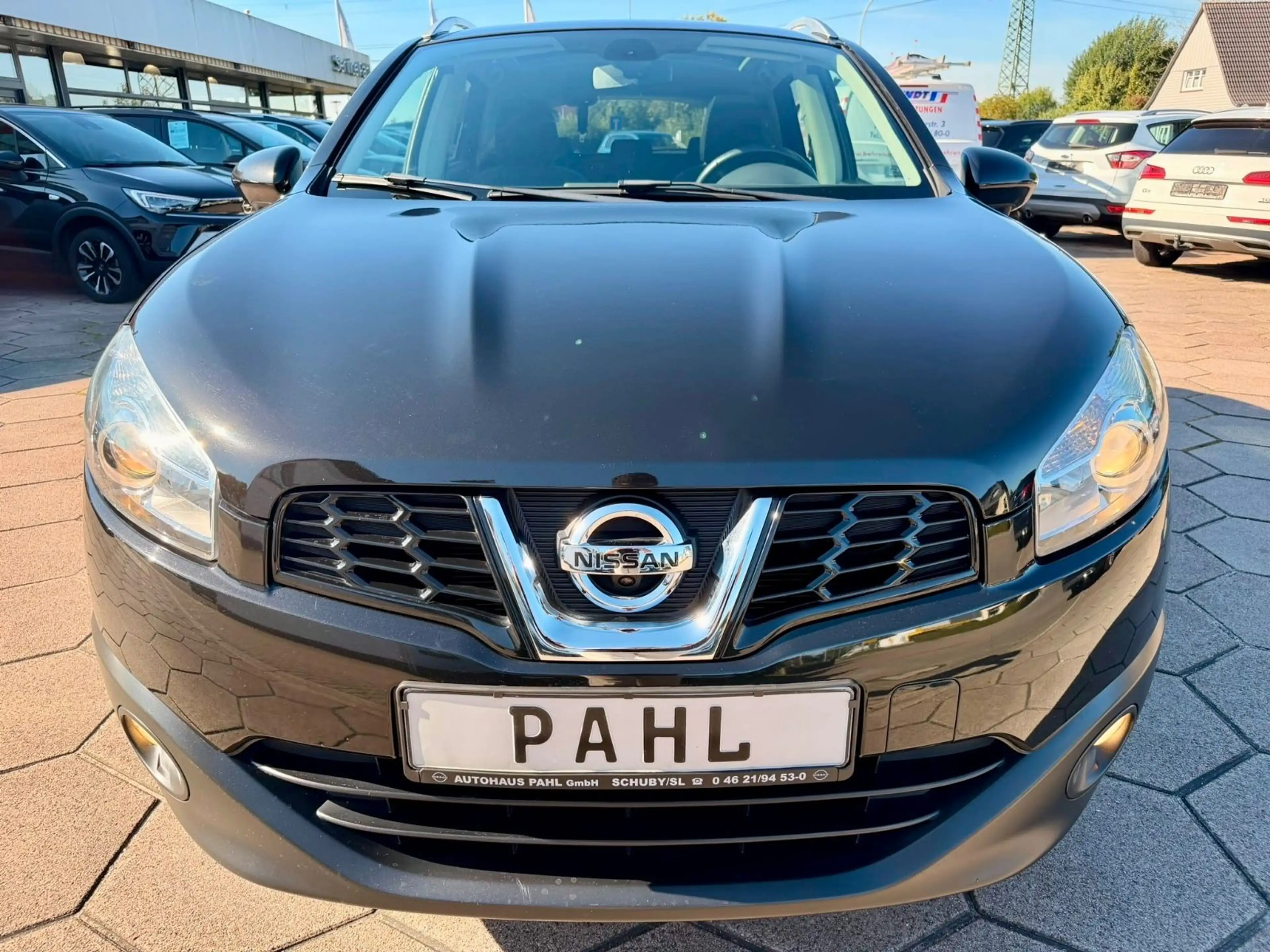 Nissan Qashqai 1.6 Tekna PANO NAVI 360° 1.HAND — photo 2