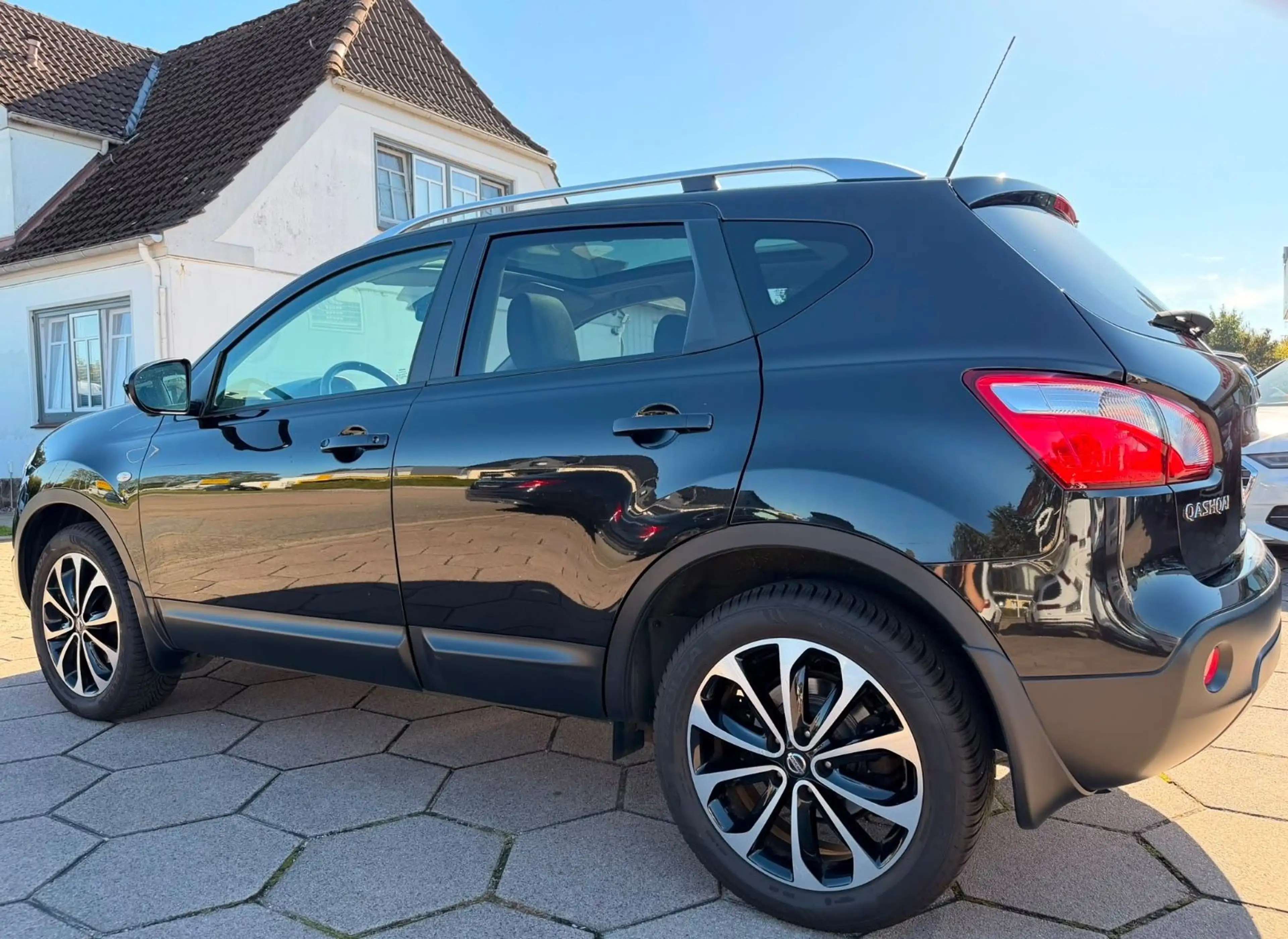 Nissan Qashqai 1.6 Tekna PANO NAVI 360° 1.HAND — photo 9