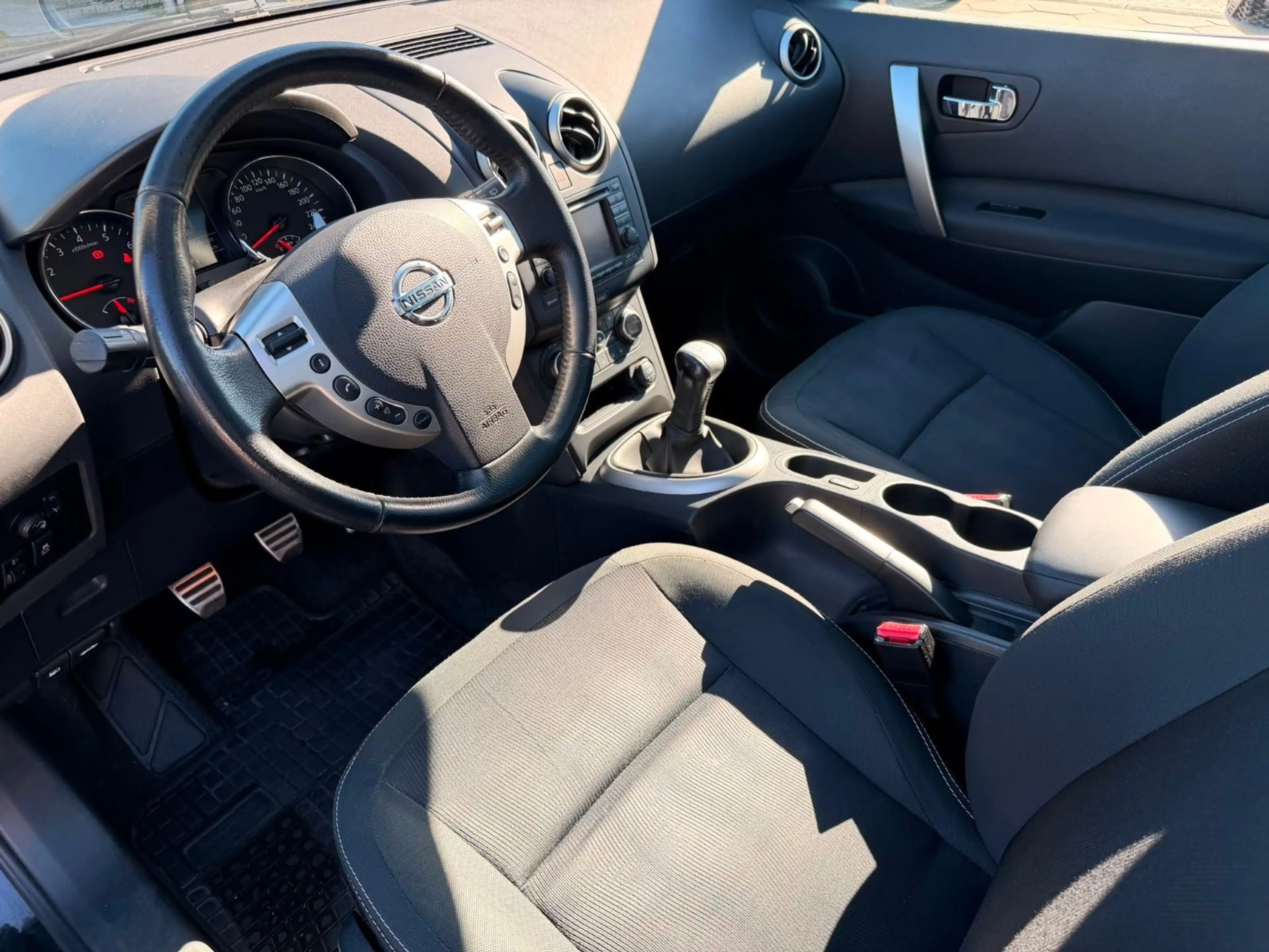 Nissan Qashqai 1.6 Tekna PANO NAVI 360° 1.HAND — photo 10