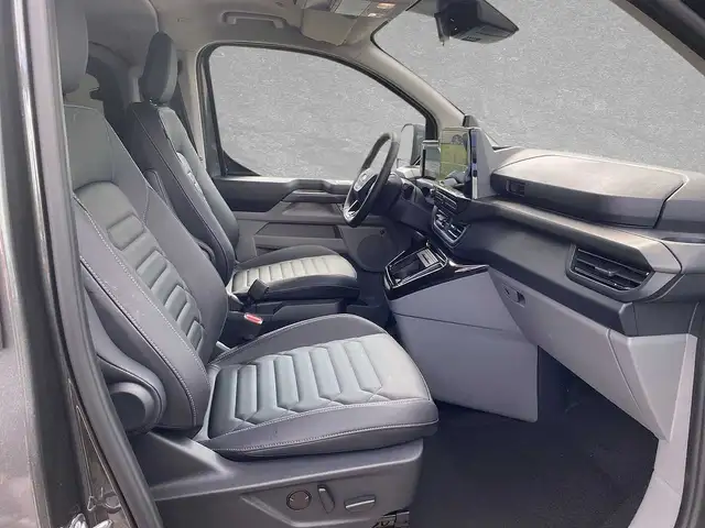 Ford Tourneo Custom view 3