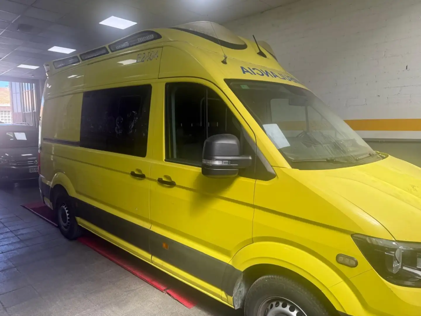 Volkswagen Crafter Furgón 2.0TDI SCR 35 BM L3H2 130kW Amarillo - 1
