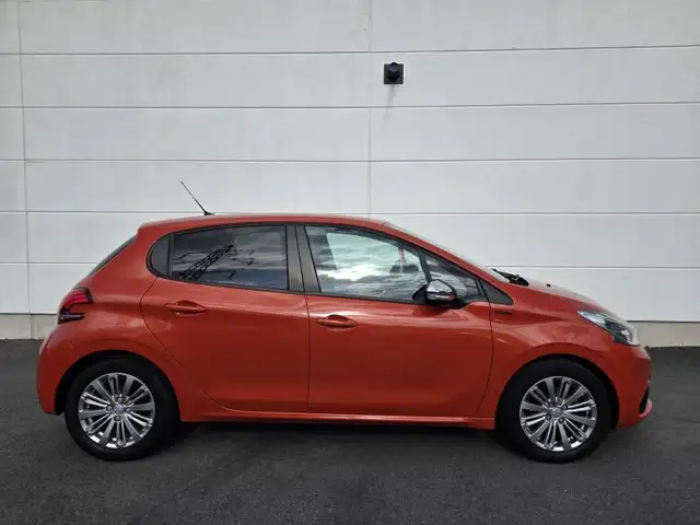 Peugeot 208 view 5