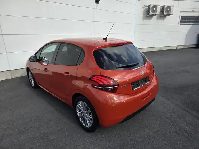 Peugeot 208 view 6