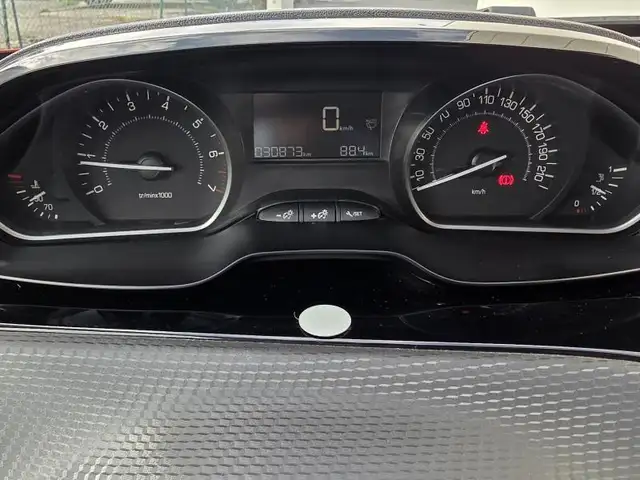 Peugeot 208 view 11