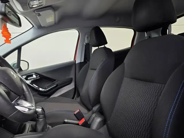 Peugeot 208 view 9