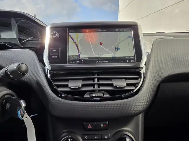 Peugeot 208 view 12