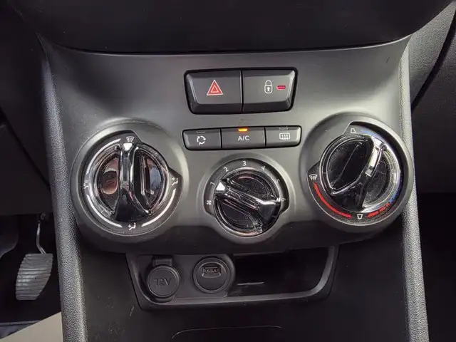 Peugeot 208 view 13