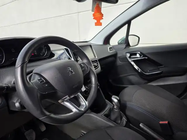 Peugeot 208 view 10