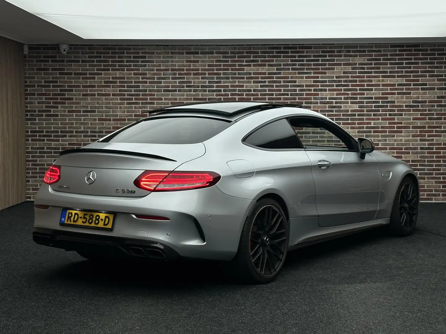 Mercedes-Benz C 63 AMG Coupé S Carbon Pakket Panorama Kuipstoel Head Grijs - 2