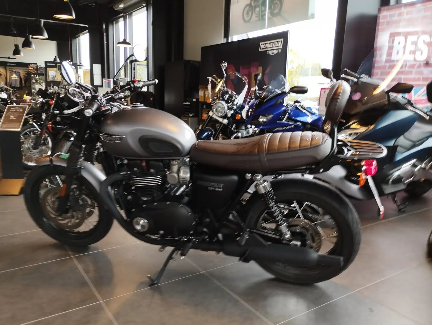 Triumph Bonneville T120 Grau - 2
