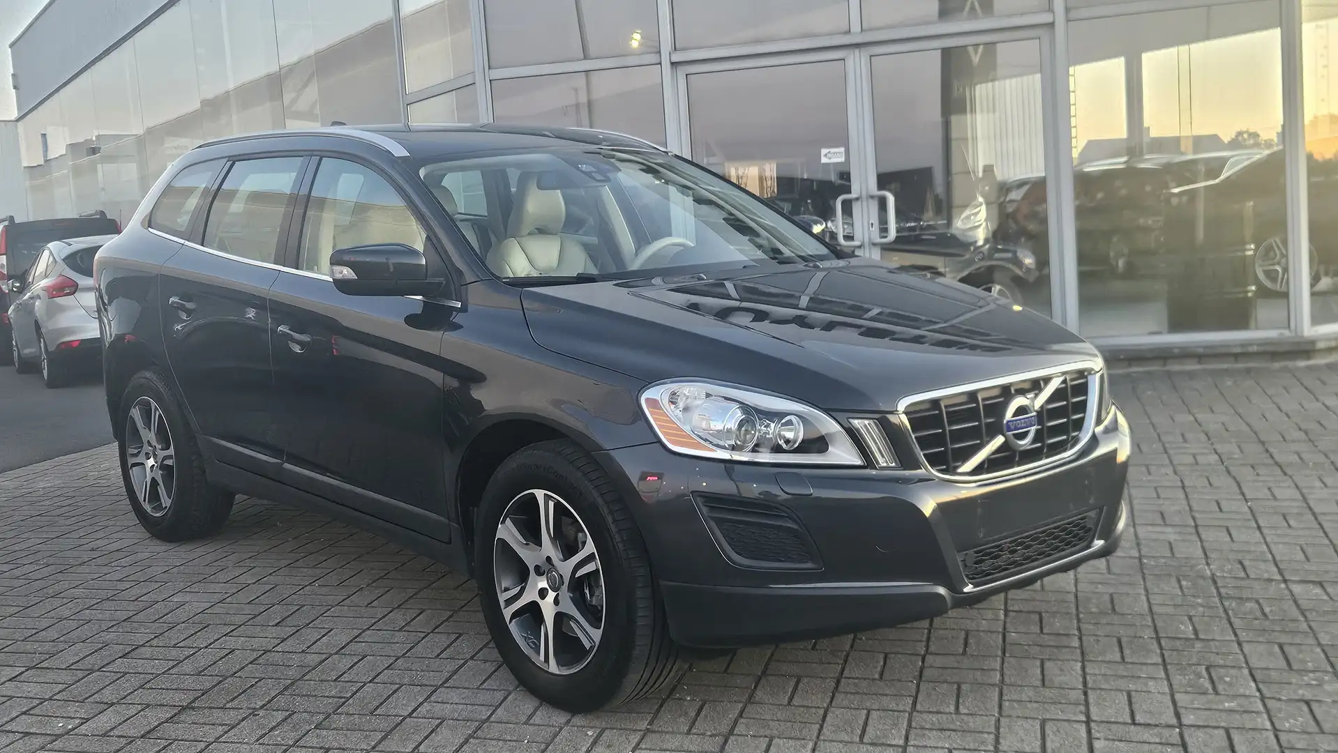 Volvo XC60 2.4D 120Kw Euro 5 Automat. Année 2011,94.000Km Noir - 2