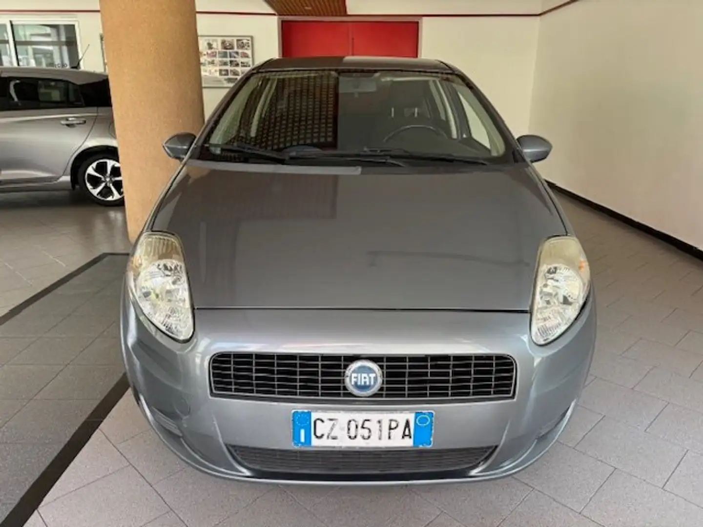 Fiat Grande Punto 5p 1.2 Active 65cv Gris - 2