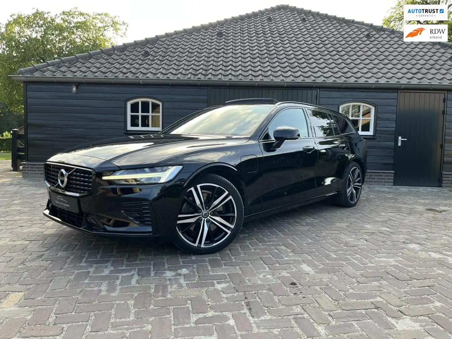 Volvo V60 2.0 T6 Recharge AWD R-Design| Pano| ACC| Leer| Car Zwart - 1
