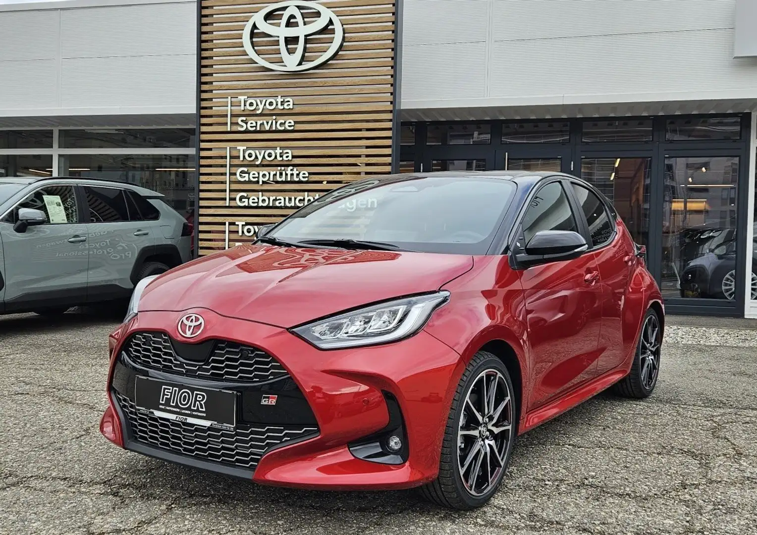 Toyota Yaris Hybrid GR Sport Rot - 1