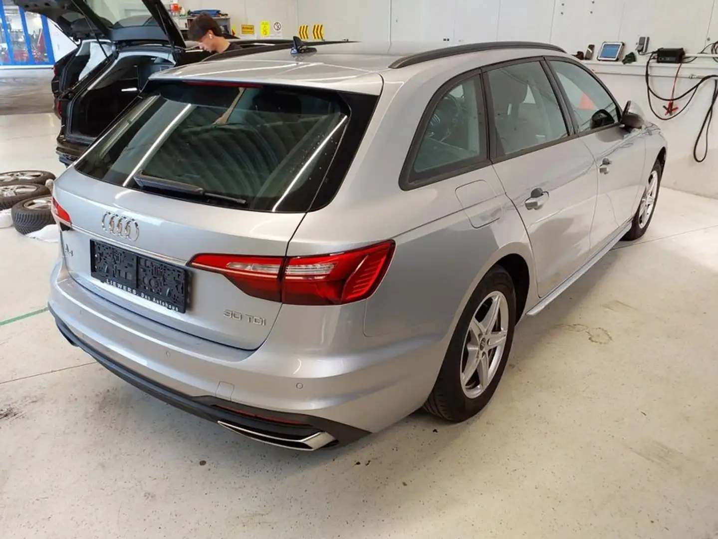 Audi A4 Avant 30 TDI S-tronic ** LED * NAVI * SHZ * Silber - 2