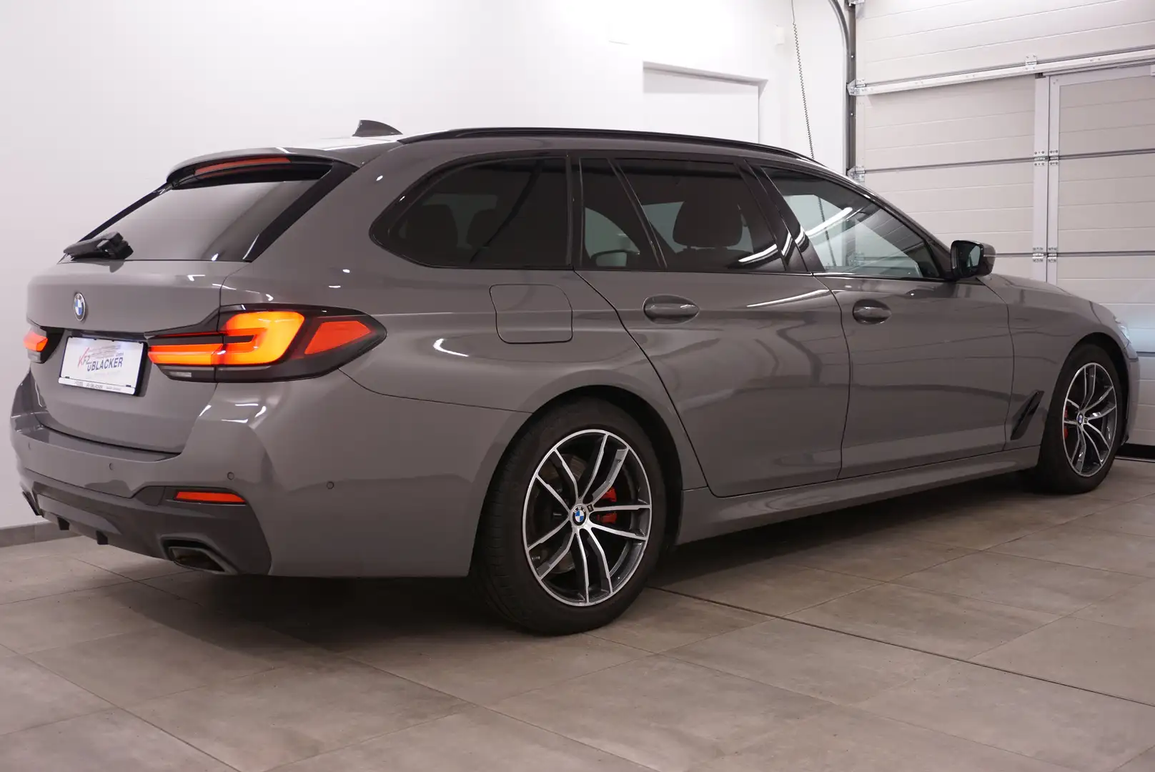BMW 520 d xDrive M Sport //  LED Scheinw. adaptiv // Grau - 2