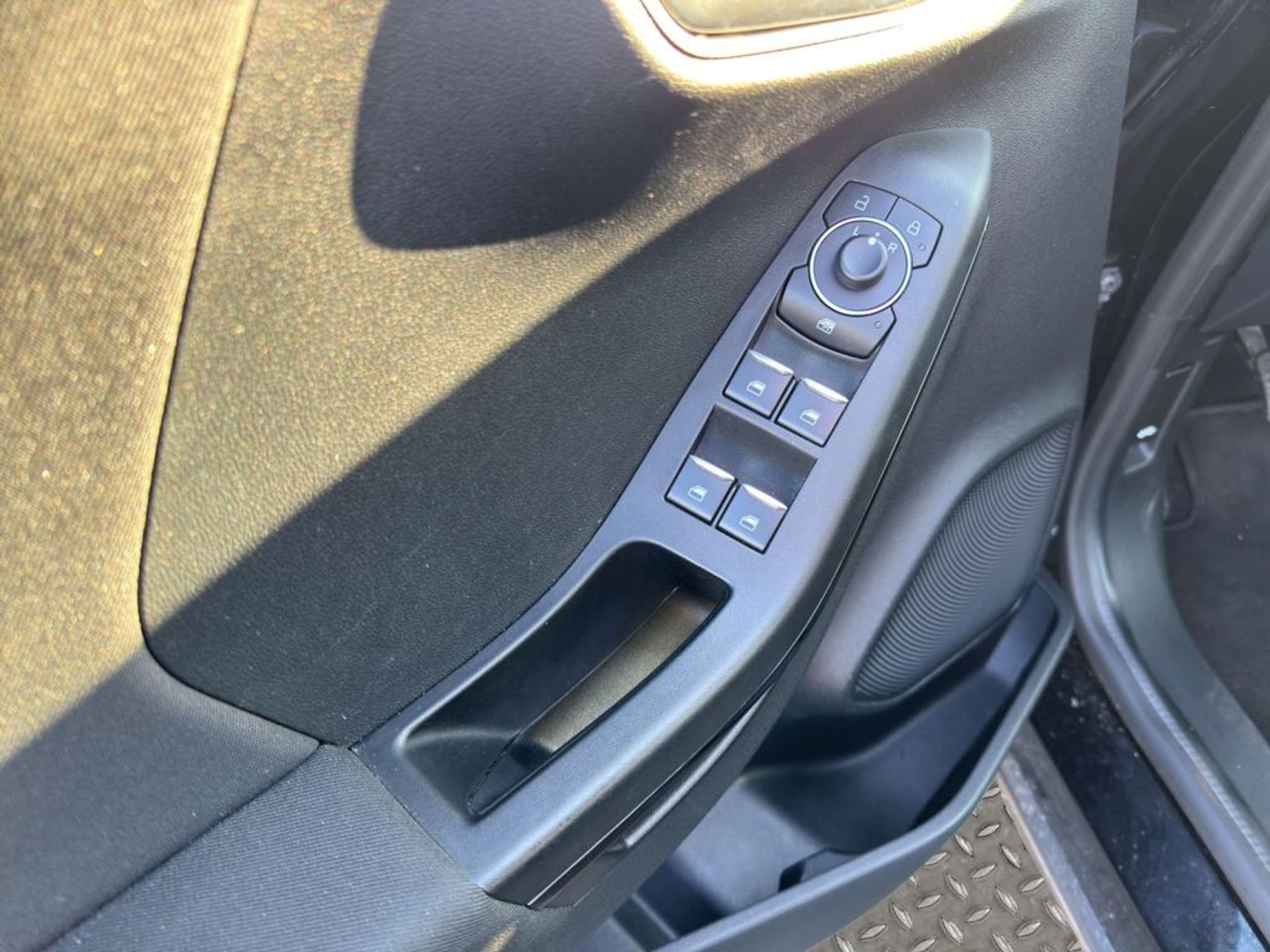 Fahrzeugabbildung Ford Puma 1.0 EcoBoost Hybrid COOL & CONNECT - mit KI generiert/bearbeitet