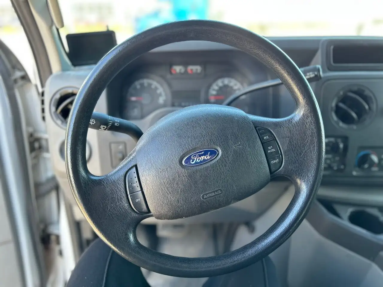 Ford E-Series снимка Ford E-Series