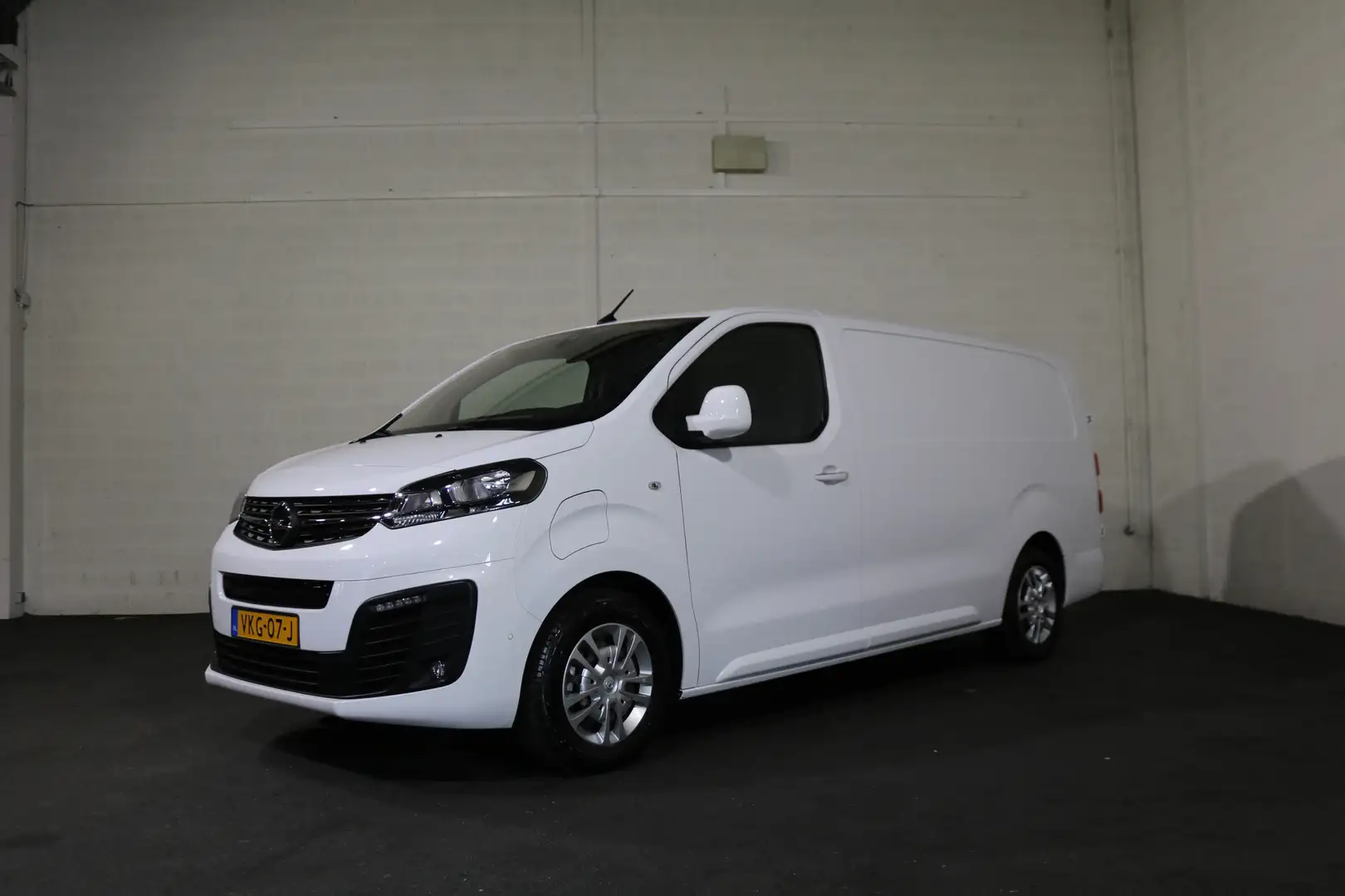 Opel Vivaro-e L2H1 Innovation 75 kWh Inrichting Airco Trekhaak Wit - 1