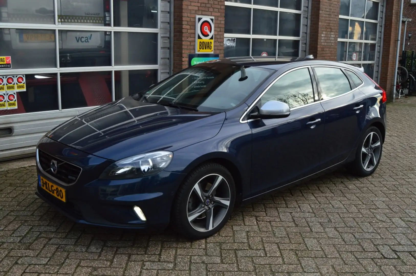 Volvo V40 1.6 T4 R-Design, Leer, Trekhaak, Navigatie Blauw - 1