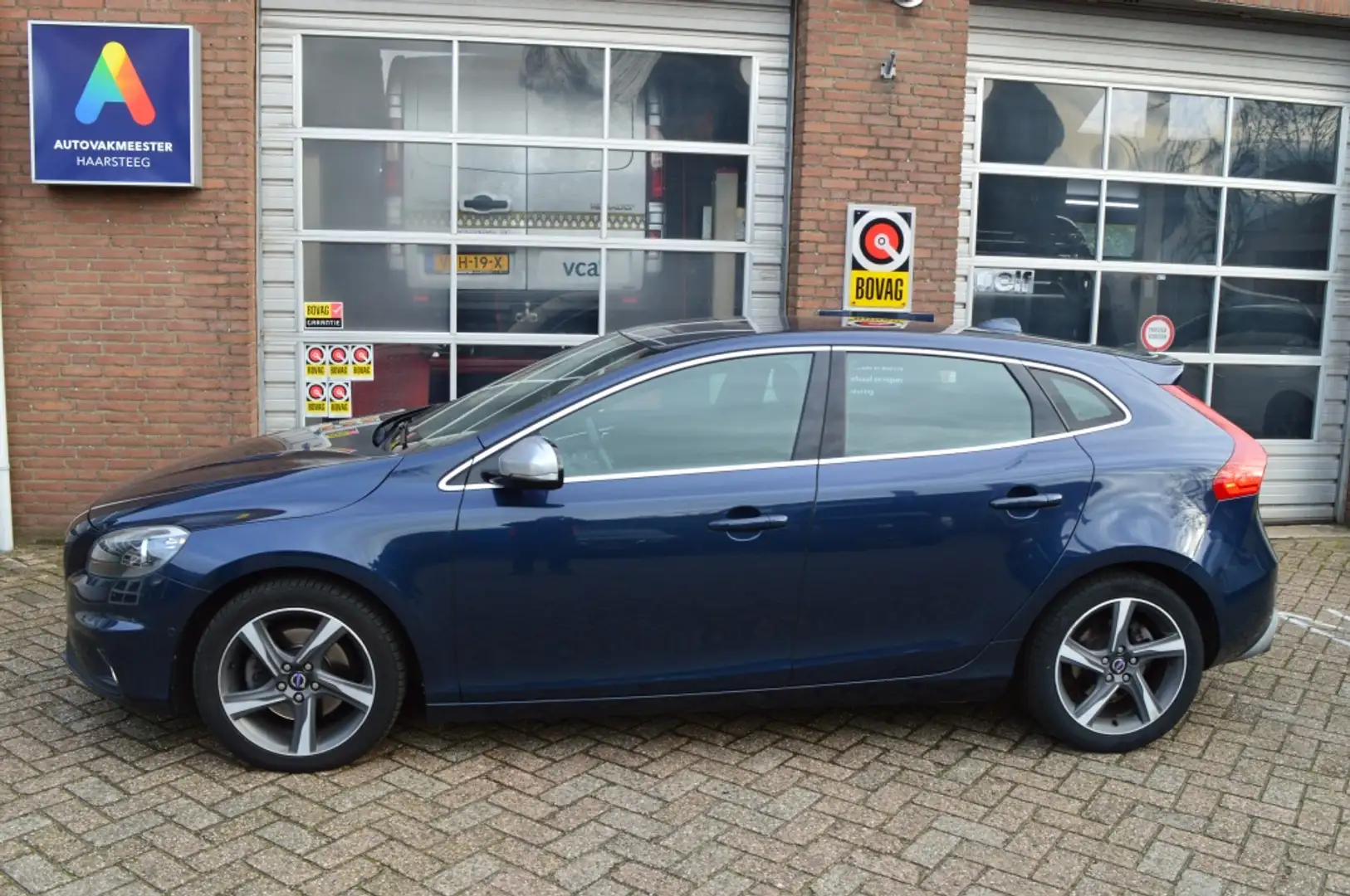 Volvo V40 1.6 T4 R-Design, Leer, Trekhaak, Navigatie Blauw - 2