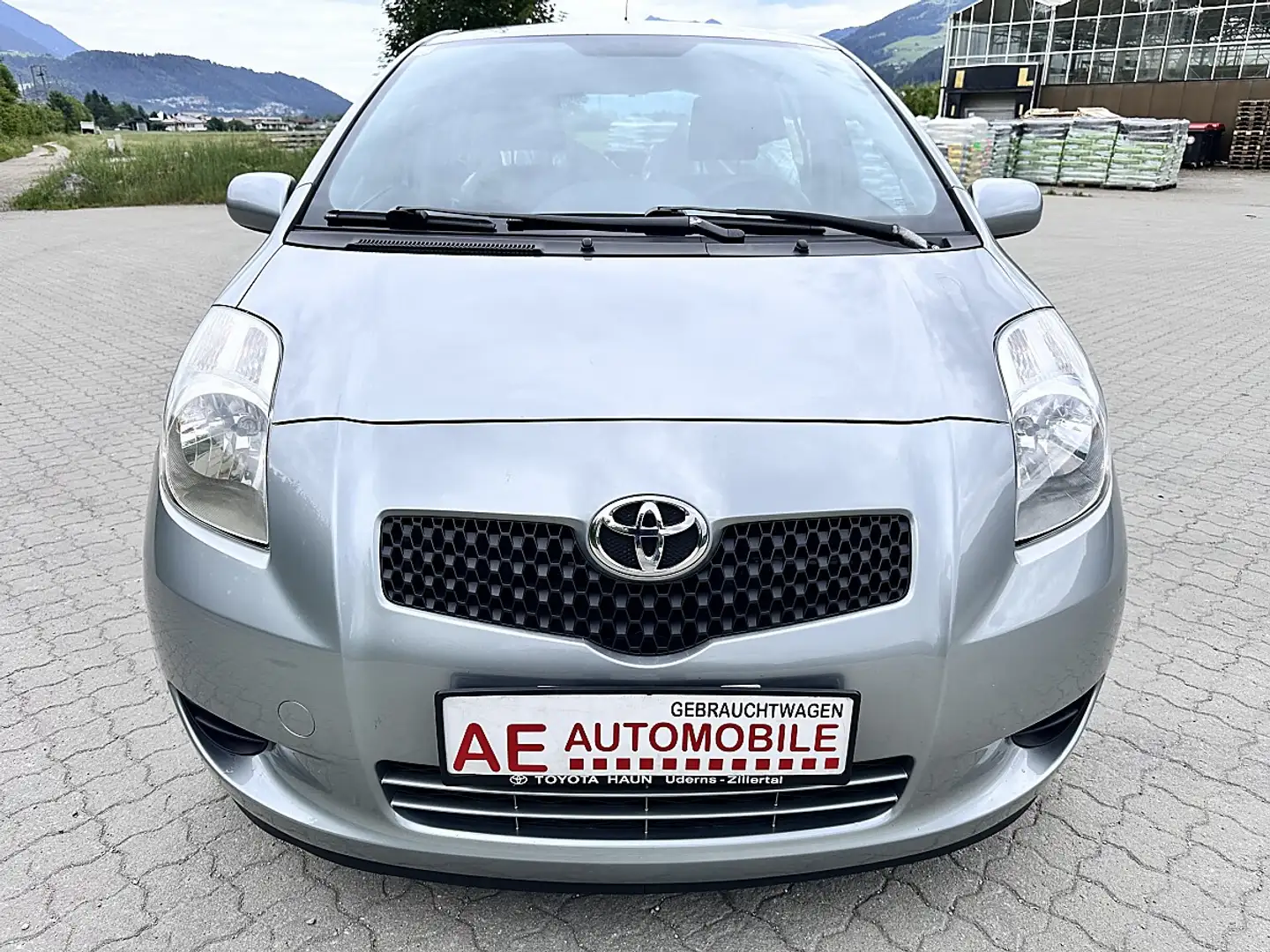 Toyota Yaris 1,3 VVT-i Linea Sol Grau - 2