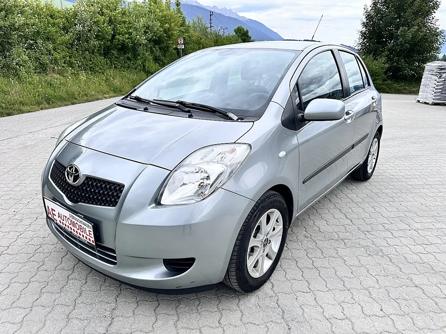 Toyota Yaris 1,3 VVT-i Linea Sol Grau - 1