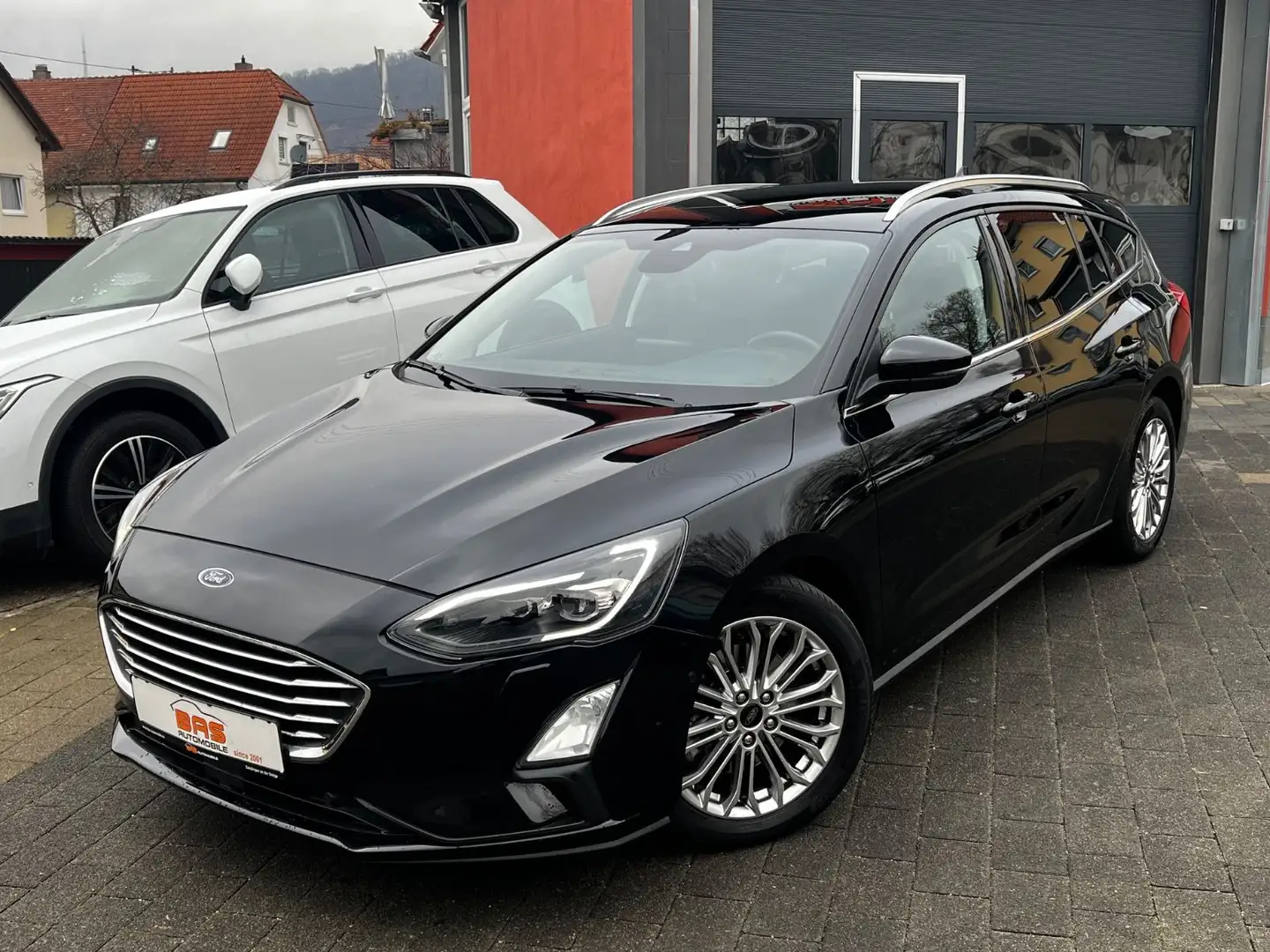 Ford Focus Turnier 1.5 Titanium*NAVI*LED*PANO*RFK*B&O Schwarz - 1