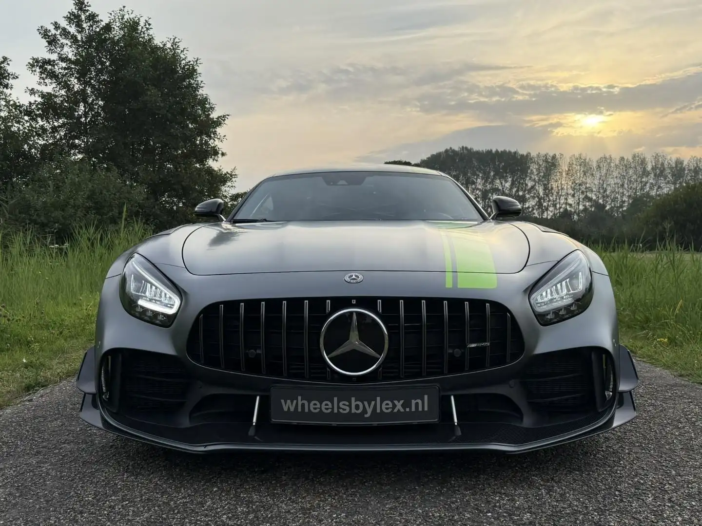 Mercedes-Benz AMG GT 4.0 R pro, slechts 7.562 km , NL geleverd, uniek!! Grijs - 2