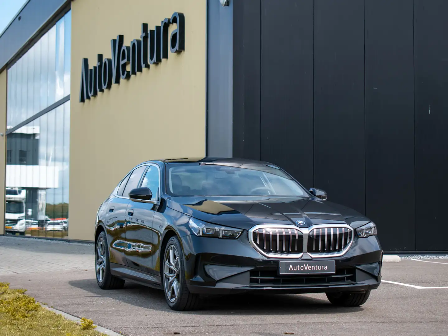 BMW 550 5-serie 550e xDrive | Adapt. LED | Adapt. Cruise | Negru - 2
