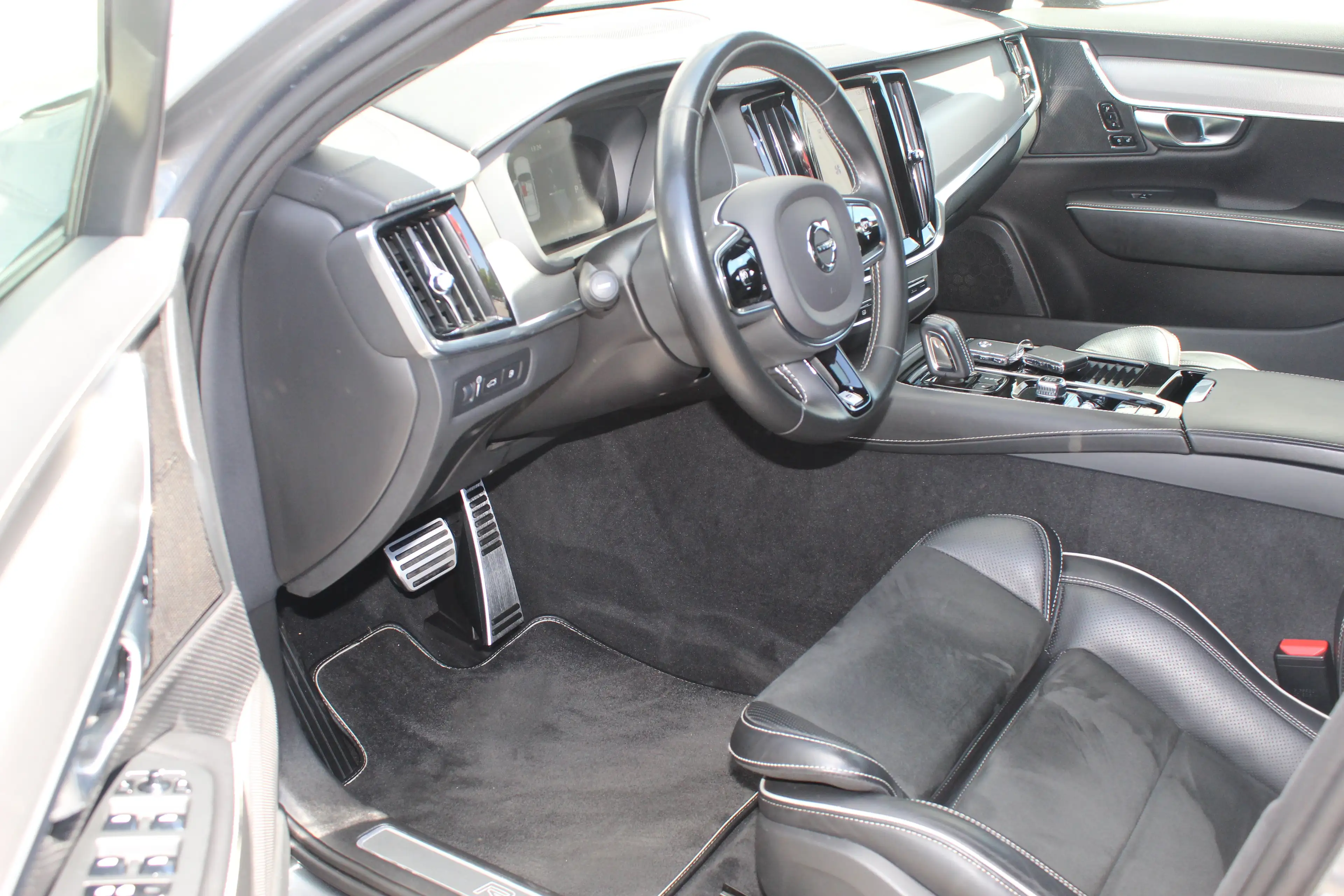 Volvo S90 R Design Plug-In Hybrid AWD — photo 10