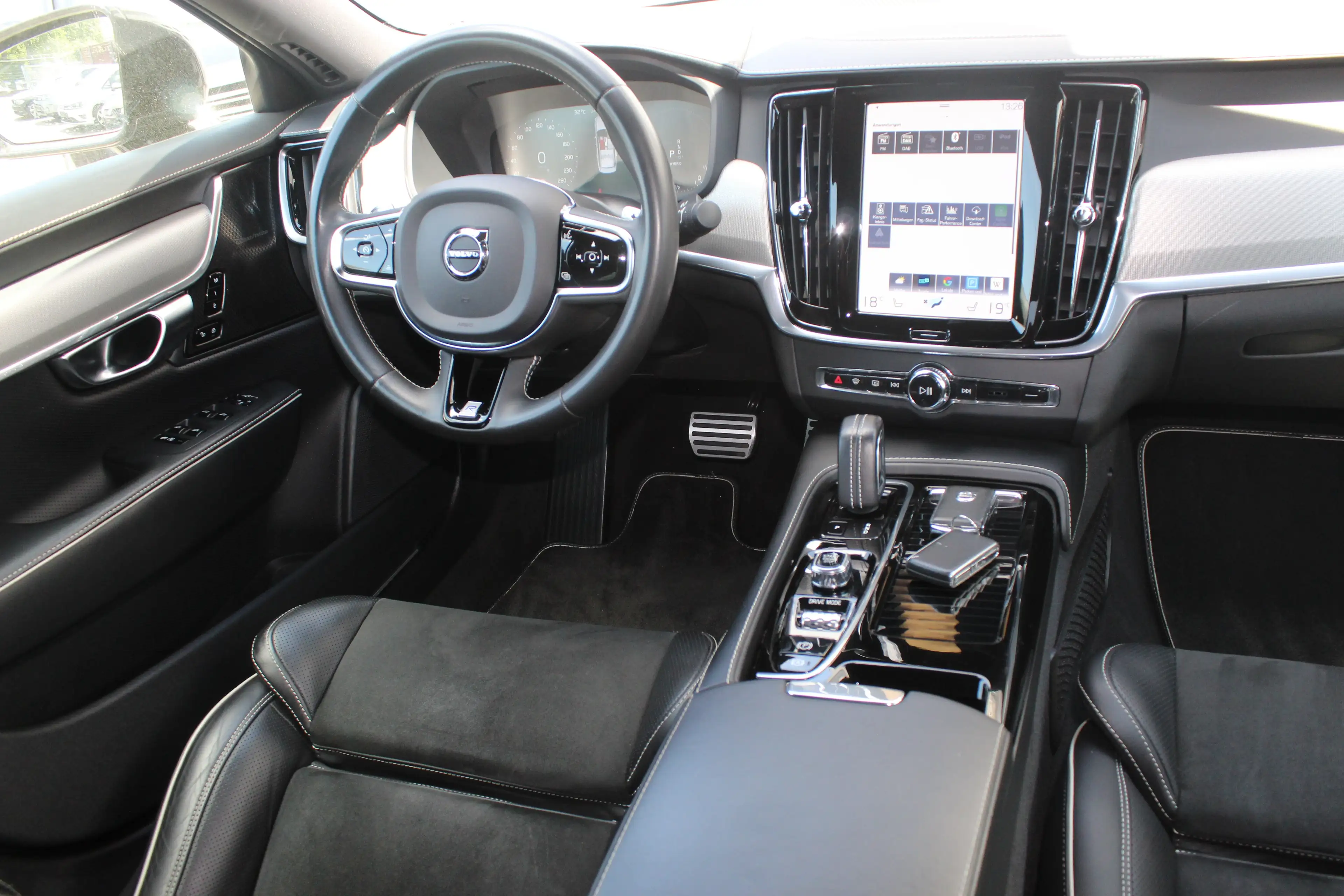 Volvo S90 R Design Plug-In Hybrid AWD — photo 14