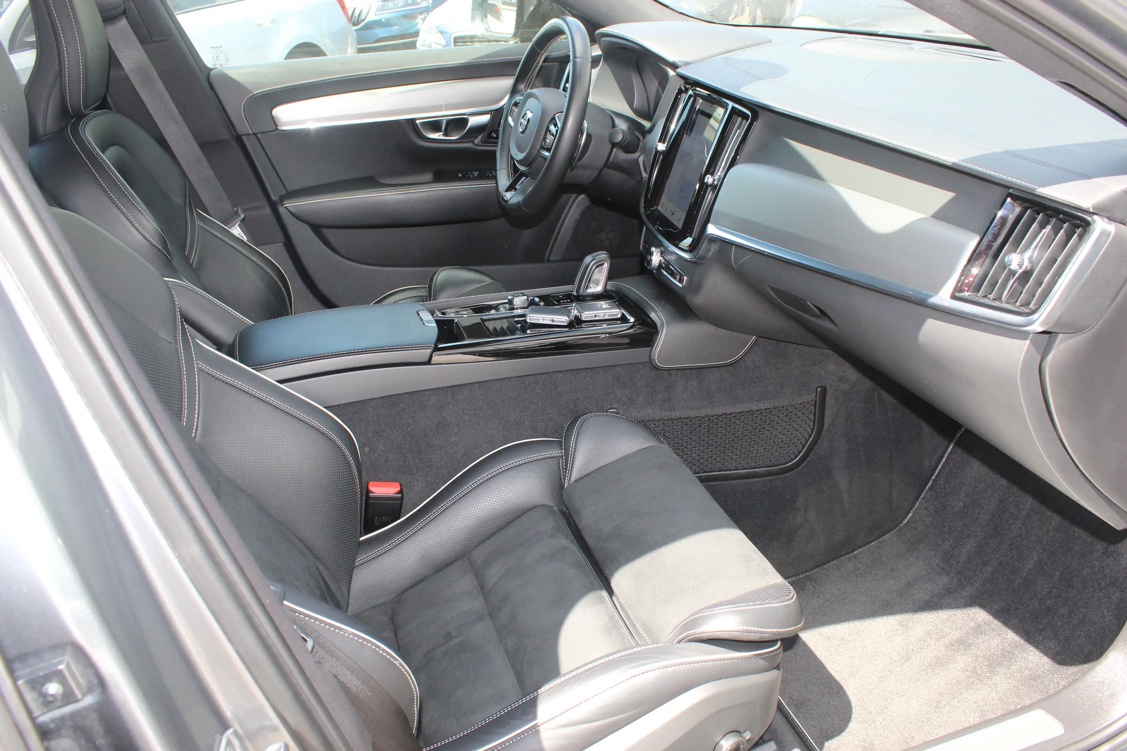 Volvo S90 R Design Plug-In Hybrid AWD — photo 11