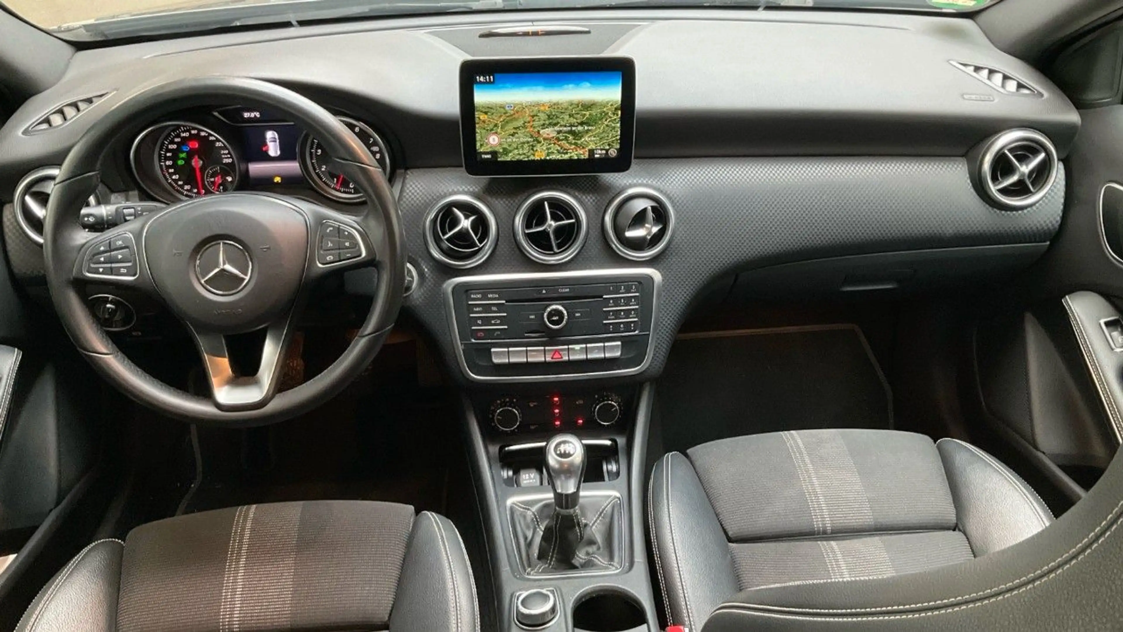 Mercedes-Benz A 180 Pano SHZ Navi Carplay LED PDC — photo 6