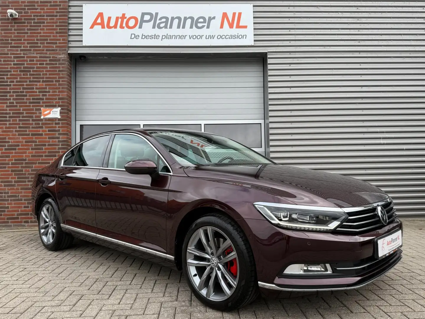 Volkswagen Passat 1.4 TSI ACT Highline! Camera! Cruise! Navi! Rood - 1