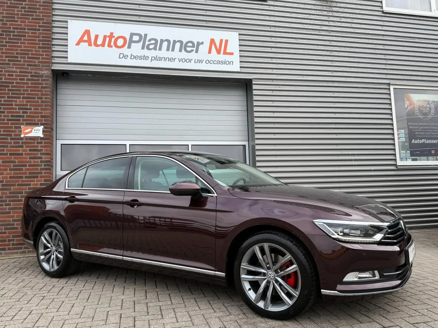 Volkswagen Passat 1.4 TSI ACT Highline! Camera! Cruise! Navi! Rood - 2
