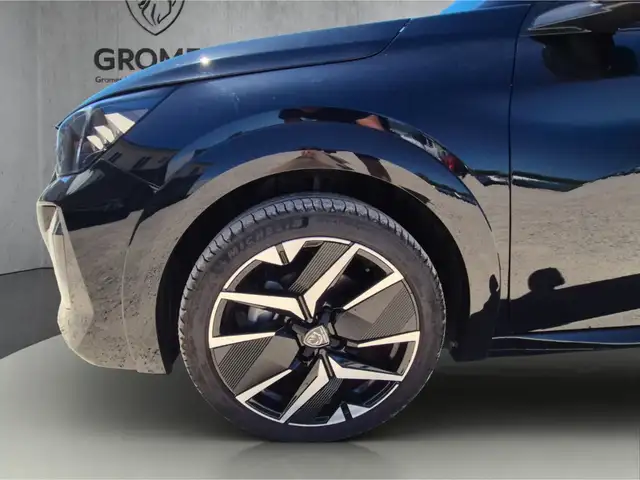 Peugeot 208 view 11