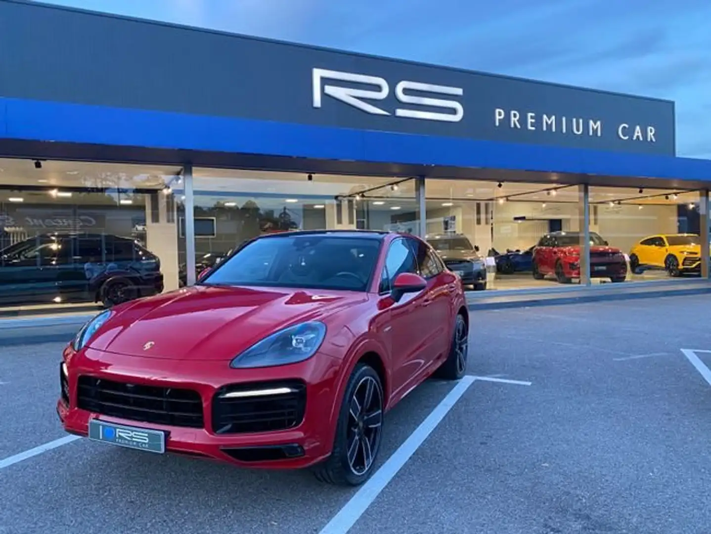 Porsche Cayenne E-Hybrid Coupé Rood - 1