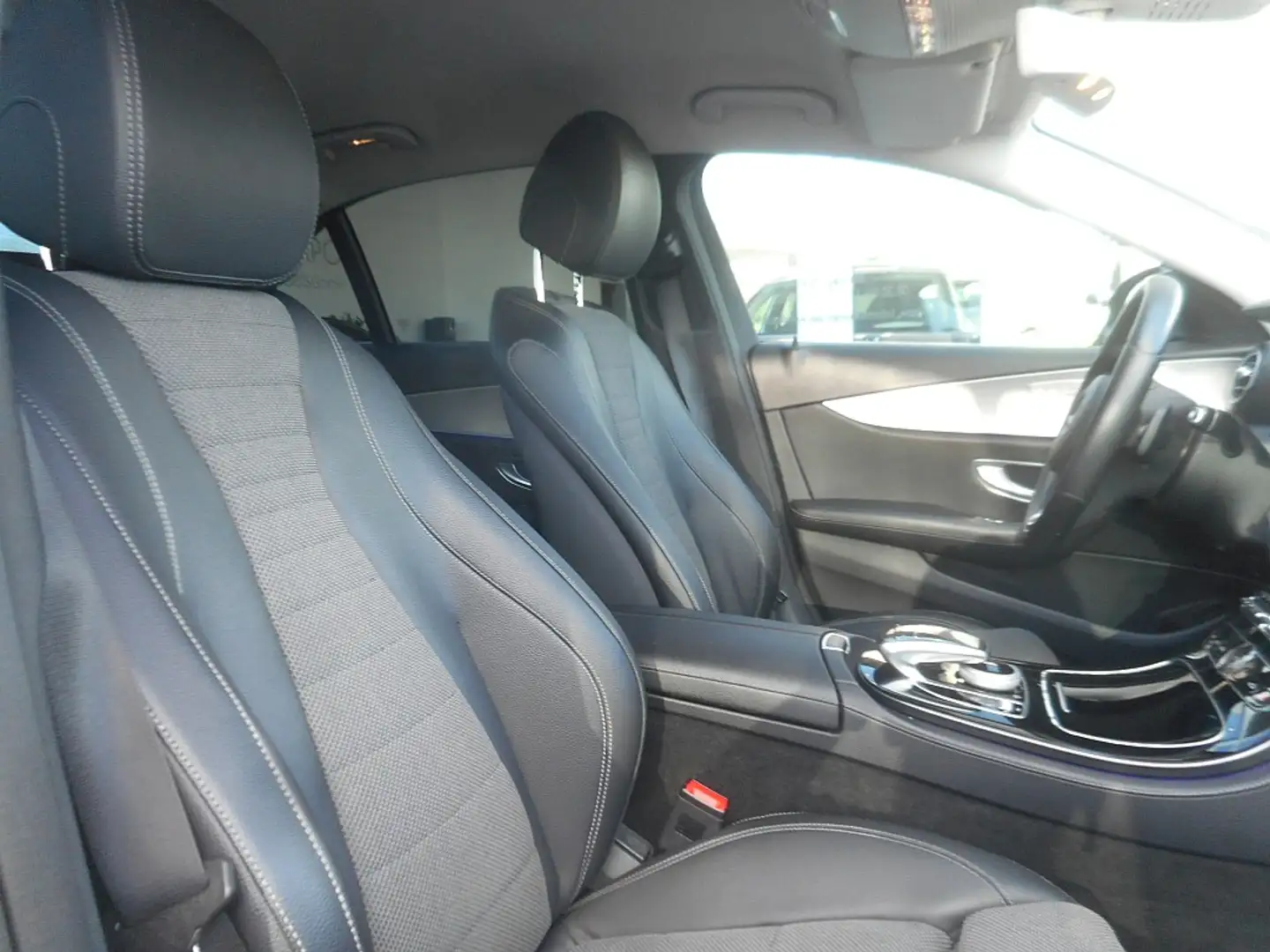 Mercedes-Benz E 220 d Avantgarde Aut. Schwarz - 2