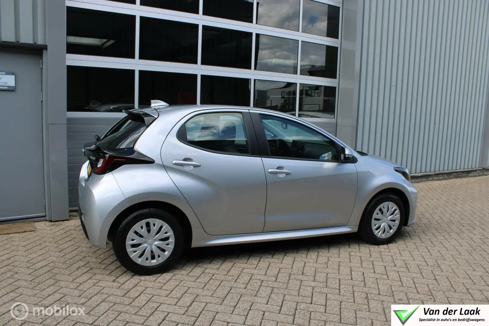 Toyota Yaris 1.5 Hybrid Active | 1e Eigenaar | Navigatie | Came Gris - 2