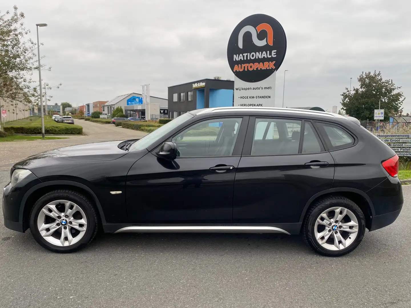 BMW X1 SDrive20d Executive * EURO 5 * AIRCO * Zwart - 2