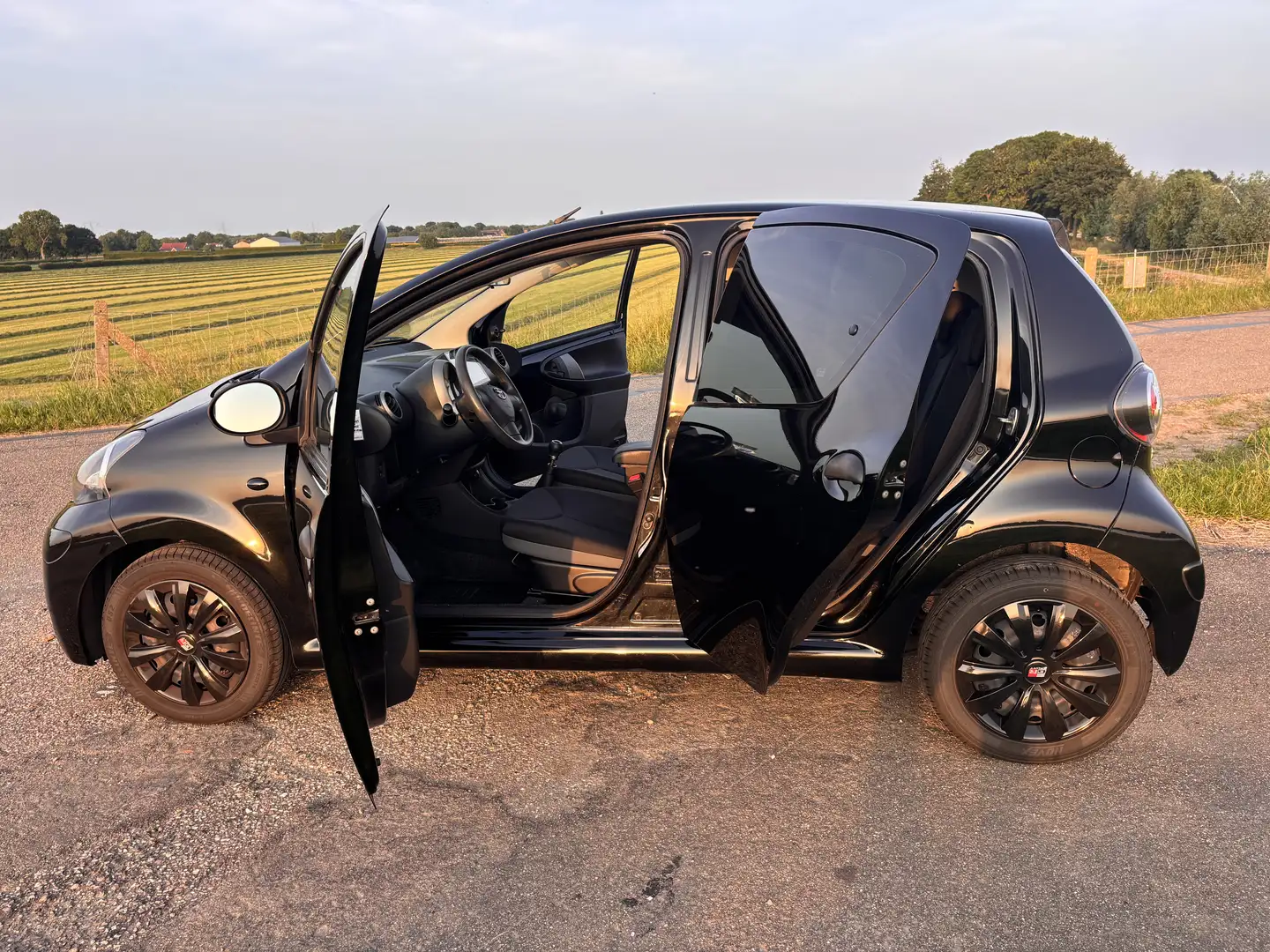 Toyota Aygo Met Apple Carplay, JBL Systeem, nieuwe banden, AC Zwart - 1