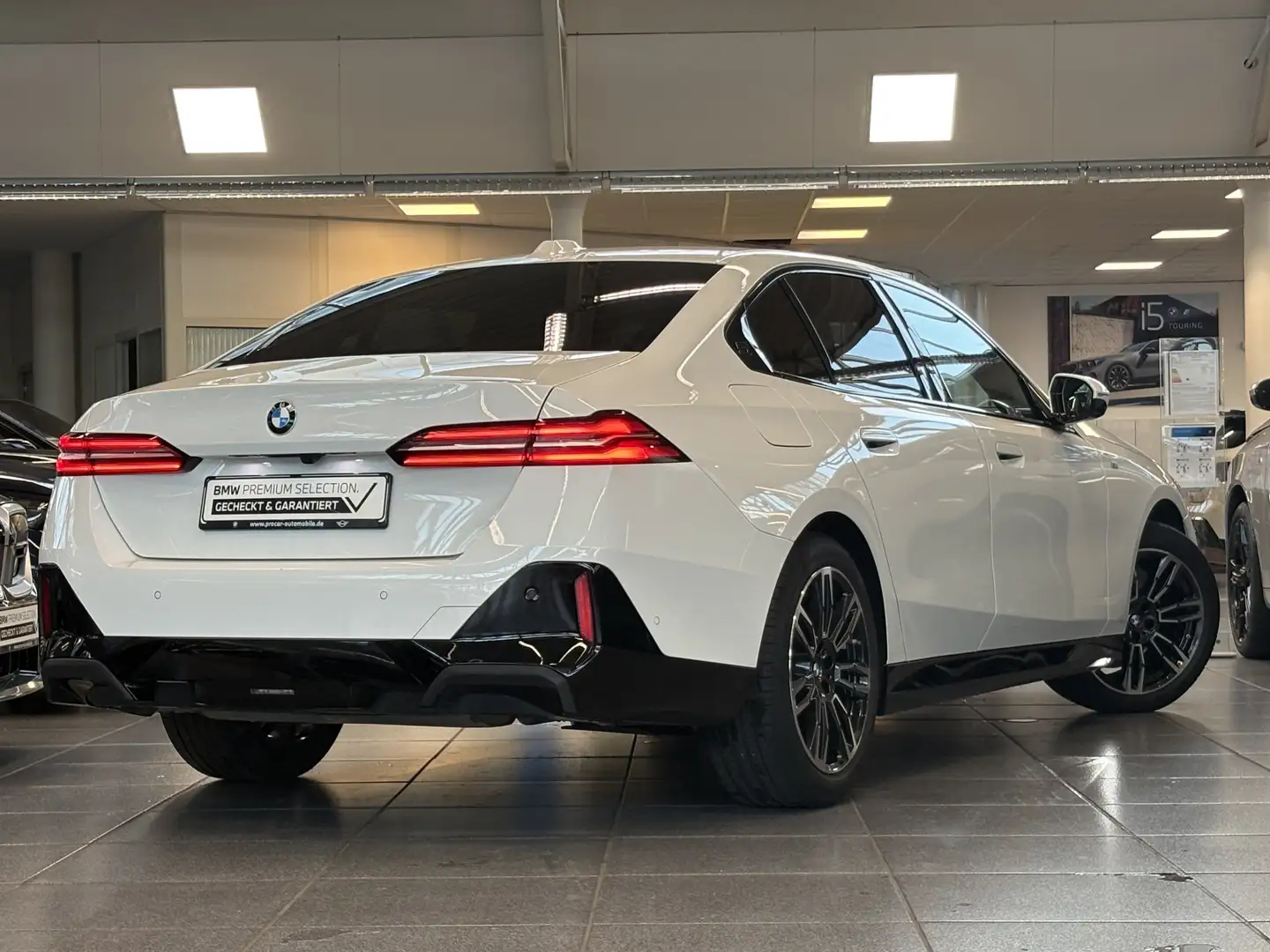 BMW 520 i M Sport DA+ PA+ H/K StandHz. AdapLED 19" LMR Wit - 2