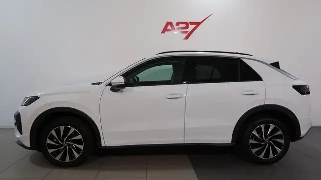 Volkswagen T-Roc view 3