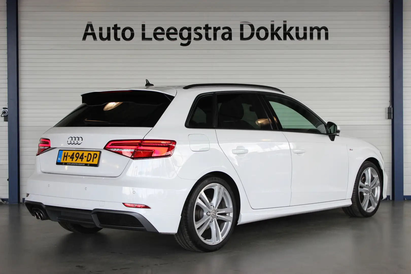 Audi A3 Sportback 35 TFSI CoD S-Line Black Optic | Trekhaa Blanc - 2
