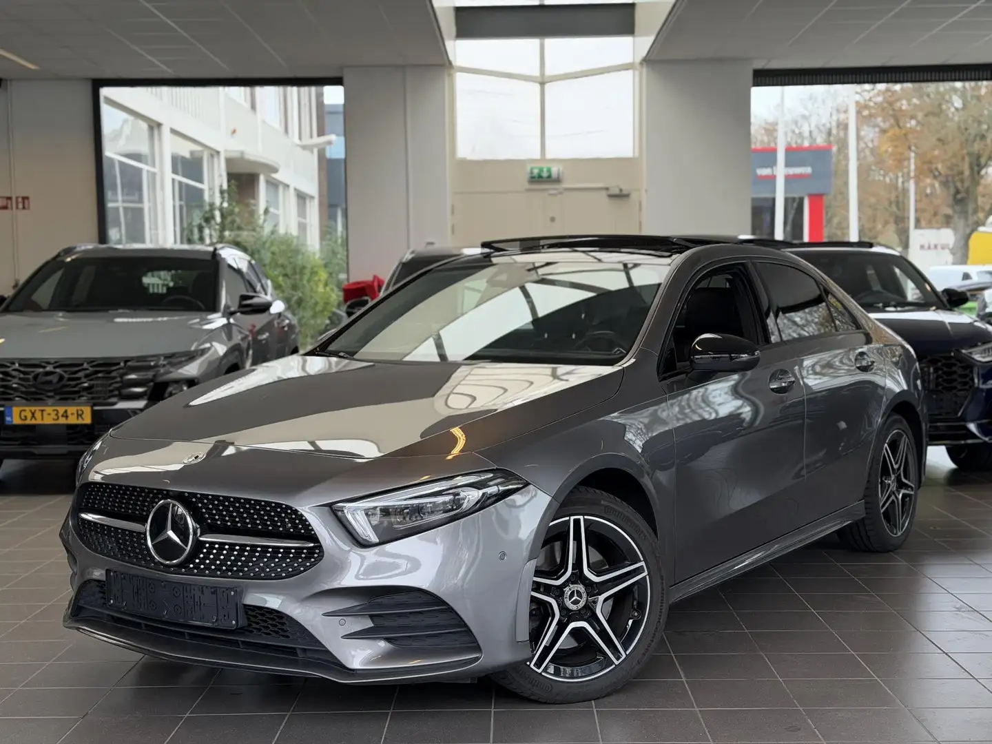 Mercedes-Benz A 250 e AMG Line PANO / MEMO / SFEER / NAVI / 360 BTW Grijs - 1