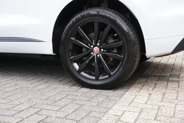 Jaguar F-Pace view 12